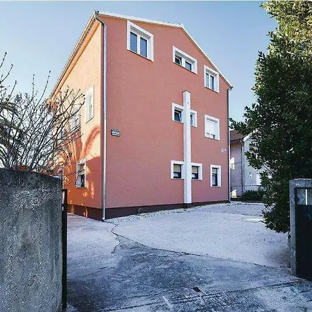 Ena Terasa&parking Pirovac