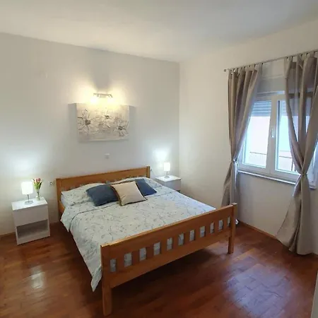 Ena Terasa&parking Pirovac