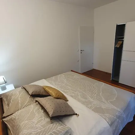 Ena Terasa&parking Apartment Pirovac