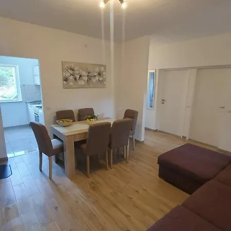 Ena Terasa&parking *