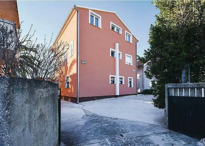 Ena Terasa&parking Pirovac